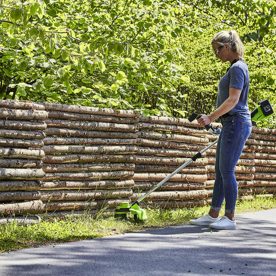 Bozótvágó akkumulátoros Greenworks GD24X2BCB 48 v, damilfej, vágótárcsa tar., akku- és töltő nélkül 2107807-GW